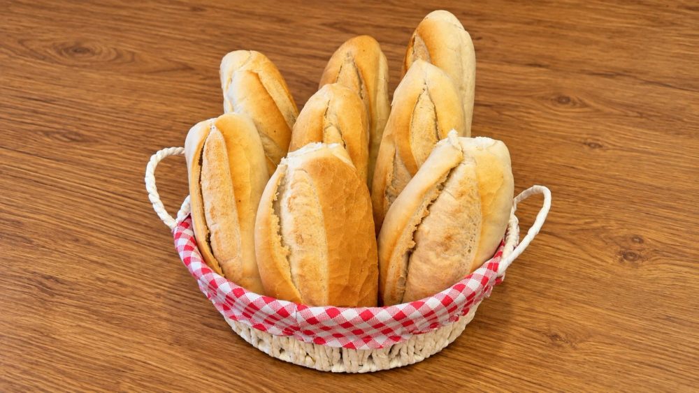 Cesta de pães franceses